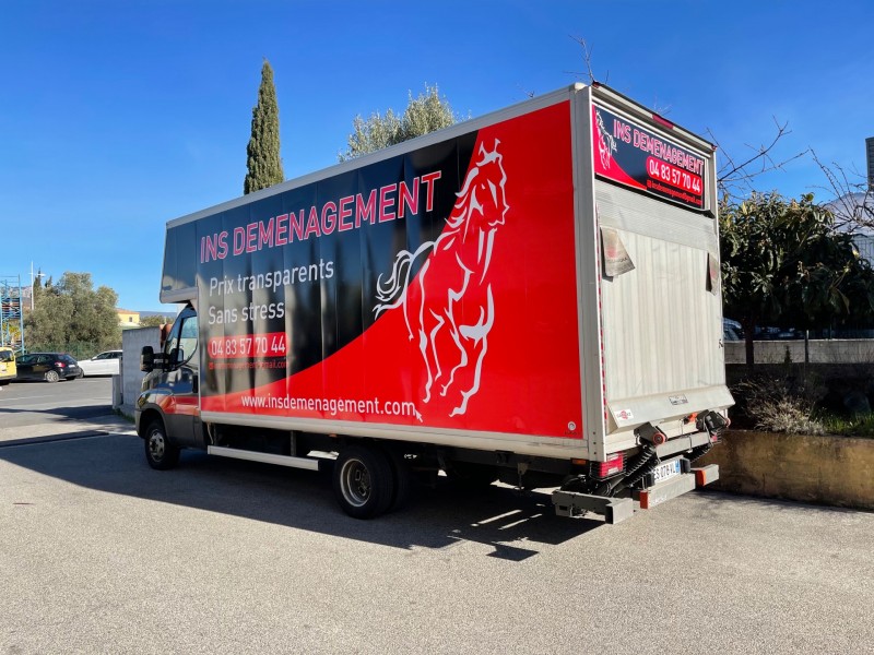 Marquage publicitaire camion près de chez vous 